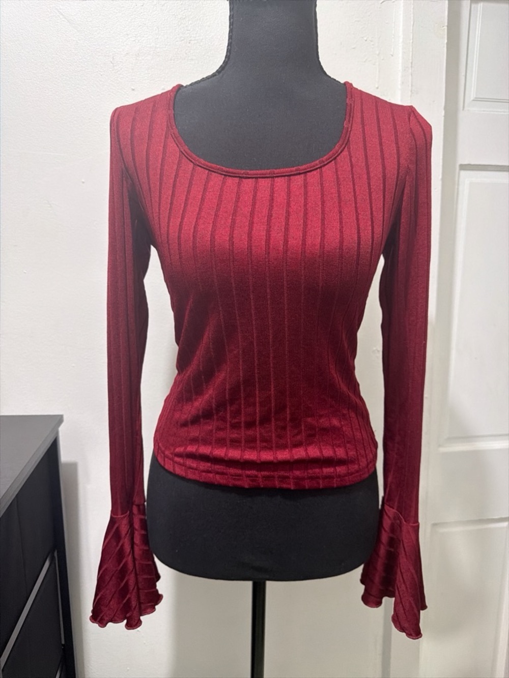 Womens Ribbed Long-Sleeve Scoop Neck Top in Burgundy